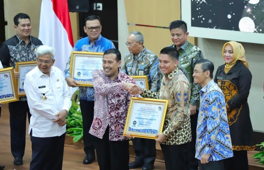 Bupati Ogan Ilir Terima Penghargaan predikat kepatuhan standard pelayanan publik tahun 2022, Dinas PTSP Raih Nilai Tertinggi